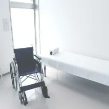 患者の採血の準備を行う菊地内科の看護師