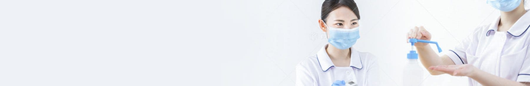 手のアルコール除菌をする看護師