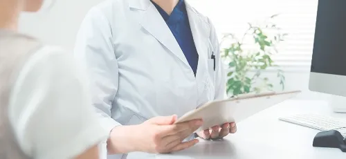 カルテを記入する看護師