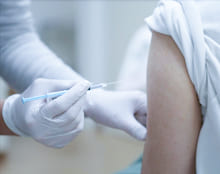 注射を行う看護師