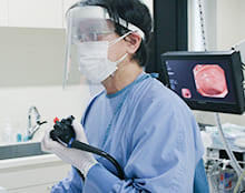 大腸カメラを操作する菊地内科の院長